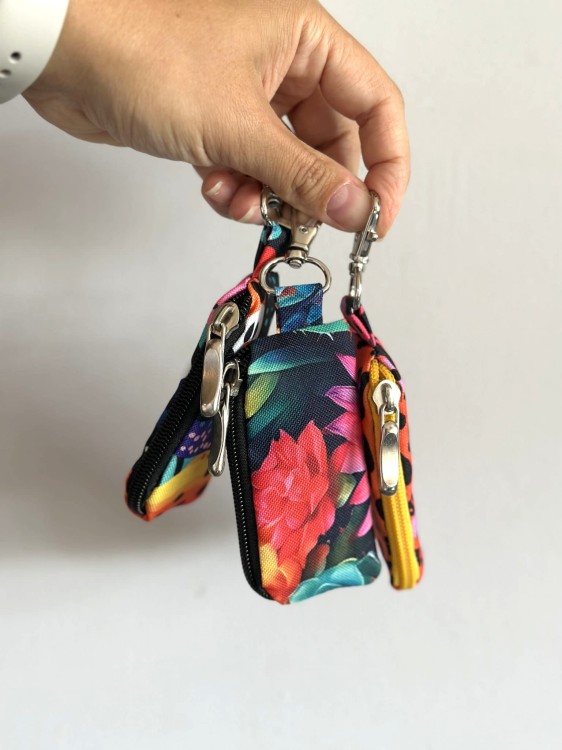 mikro saszetka brelok,szyta w duchu zero waste z kolorowych tkanin wodoodpornych.