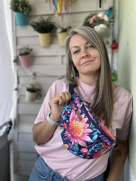 nerka, wzór kolorowych kwiatów w kolorach niebiesko-fioletowo-różowych