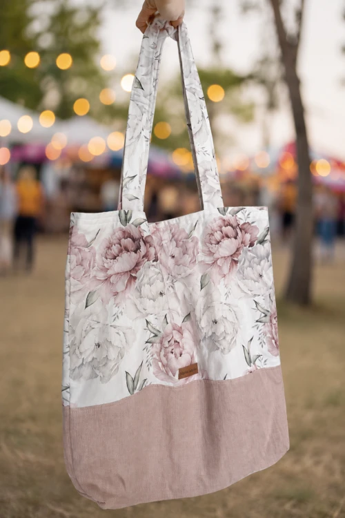 Piękna shoperka, uszyta w duchu zero waste z tkanin, które zostały po szyciu pościeli. Piękna bawełna premium w kwiatu w połączeniu z lnem daje eleganckie połączenie.